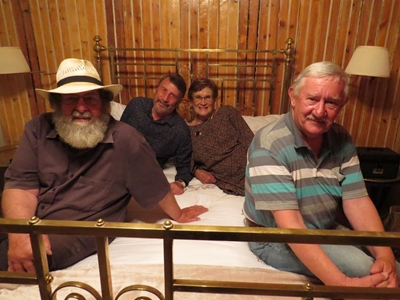 Bekendes vier verjaarsdae by nuwe hotel