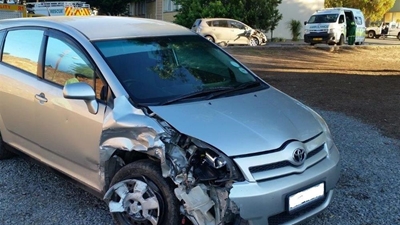 2 Toyota's bots op skoolgronde
