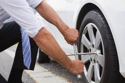 7 tips for fixing your flat tyre and staying stress-free