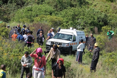 Kinders ontdek man se liggaam in rivier