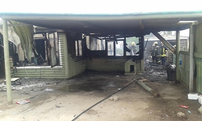 Seun steek glo huis aan die brand