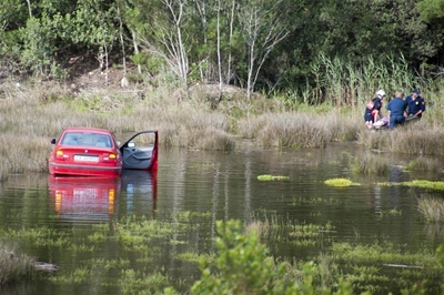 Car plunges into Knysna lagoon