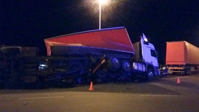 Beer truck overturns on N2