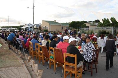 1 200 sit aan vir Vredes-ete