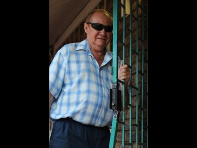 Amper-blinde bejaarde verwilder twee boewe