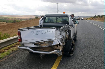 Bus ry in bakkie vas