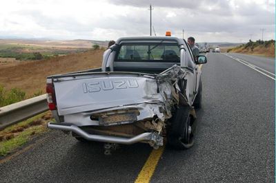 Bus ry in bakkie vas