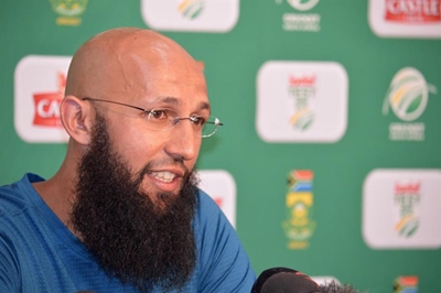 Amla steps down, De Villiers takes over