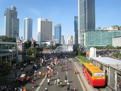 At least 4 dead in Jakarta bomb attacks