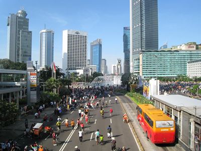 At least 4 dead in Jakarta bomb attacks