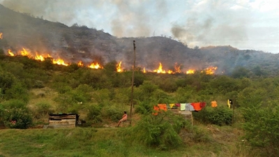 Brand woed steeds op Schoemanspoort