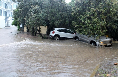 Flash flood causes chaos