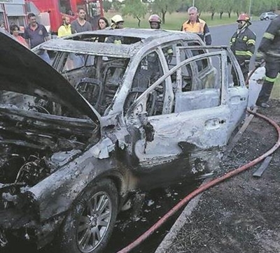 Kar brand: Mense help nie, neem videos