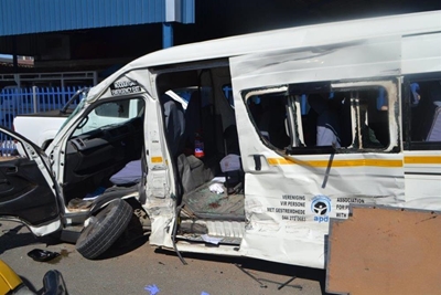 Vragmotor tref voetganger en bussie