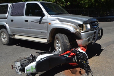Bakkie tref seun op motorfiets