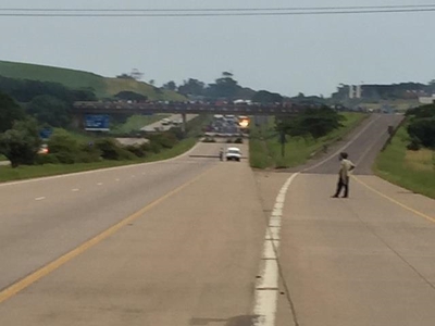 Violent protests close N2 Chakas Rock