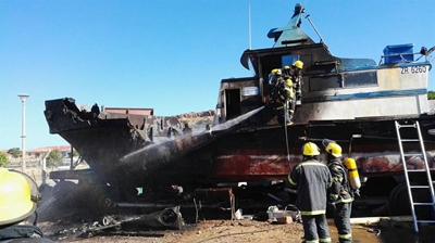 Boot brand op Mosselbaai