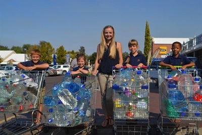Leerders help met water-projek