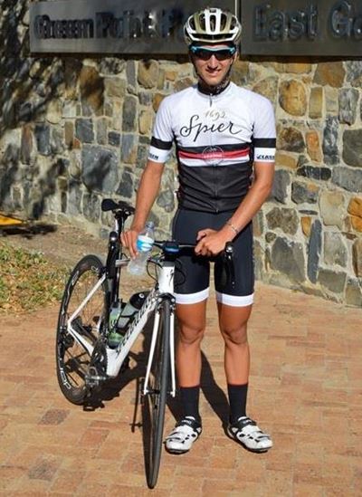 Jong fietsryer wen in Kaapstad