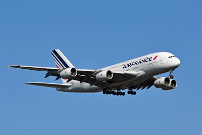 Woman smuggles child in hand luggage