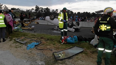 Bakkie overturns, 19 injured