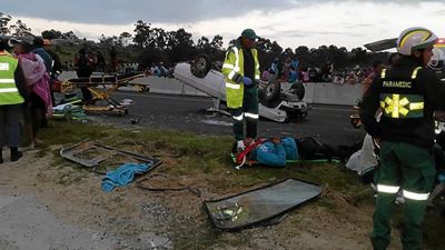 Bakkie overturns, 19 injured