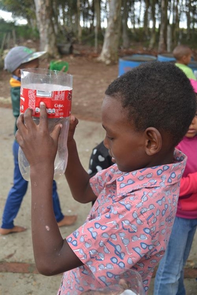 Kinders word geleer oor waterbesparing