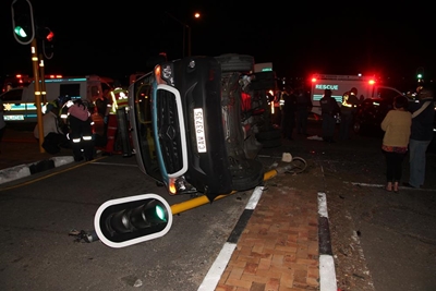 Opvolg: 1 dood na botsing met bus