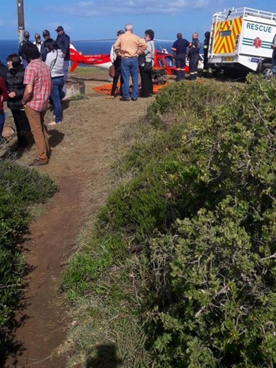 Bakkie goes over cliff at Voëlklip