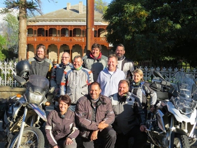 Motorfietsryers deel skryfbehoeftes uit