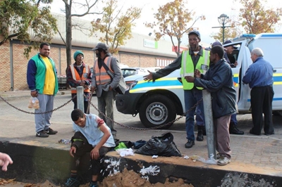 Man wag ure na aanval vir polisie & ambulans