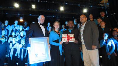Burgemeester vereer kinderkoor