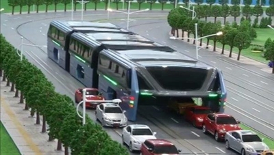 China's futuristic bus allows cars to pass underneath carriages