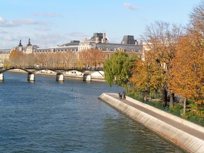 Paris floods: Seine set to peak as more rain forecast