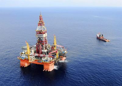 Oil hits 2016 high on US draw forecasts