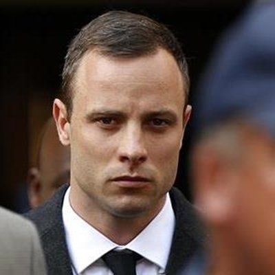 Blade runner walks on his stumps in court, to show vulnerability