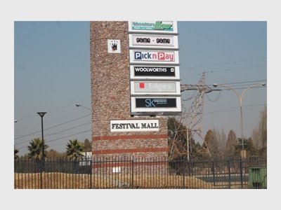 Woman tricked and robbed at Woolworths