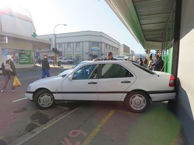 Vrou ry in winkel se muur vas