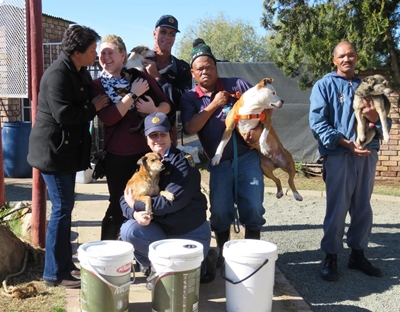 Honde-eenheid besoek die skut