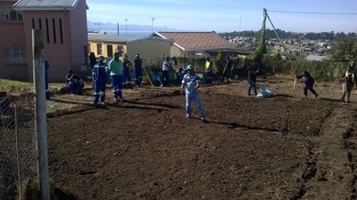 Plett residents help on Mandela Day