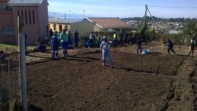 Plett residents help on Mandela Day