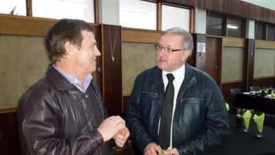 Sakeontbyt met dr. Theuns Eloff