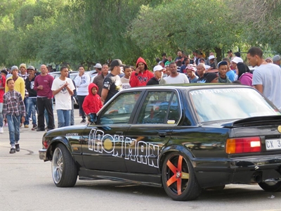 Motorskou help gestremde seuntjie