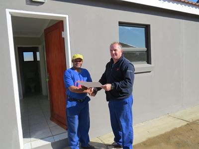 Boerdery bou 20 huise vir werkers