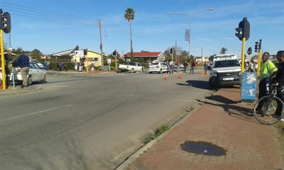 Polisievoertuig en bakkie bots in Pacaltsdorp