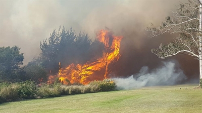 Inwoners vlug terwyl brande woed