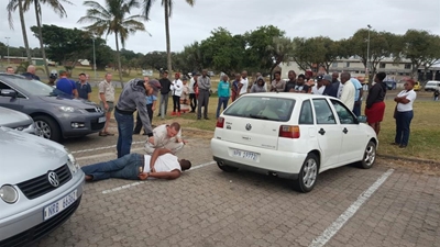 Cop helps violent suspect push-start car to leave crime scene