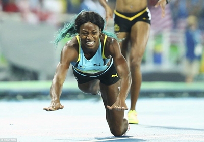 Rio 2016: Athlete dives over finish line to win