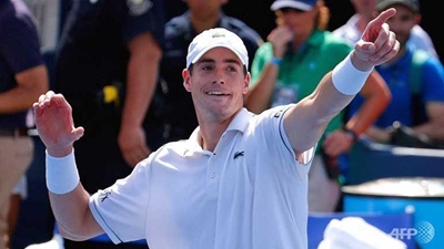 Isner, Johnson lead US advance at rainy Cincinnati