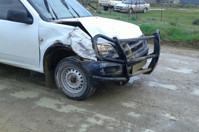 Groot skade na bakkies bots